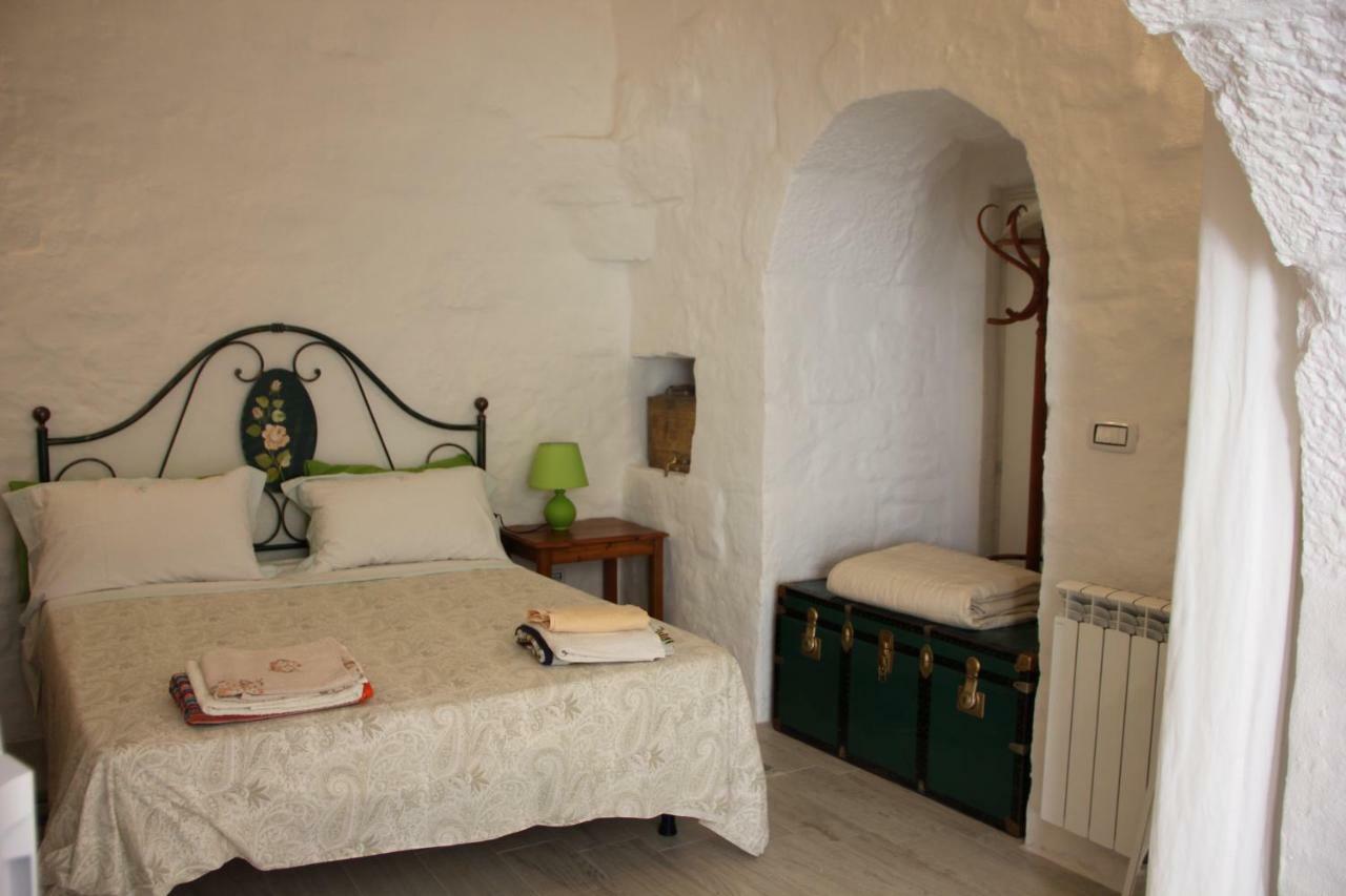 Dimora Verde B Con Trullo Masseria Poesia Cisternino Bagian luar foto
